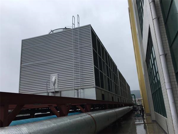 雙直線冷卻塔涌現泡溢流景象的緣由(冷卻塔接水盤溢